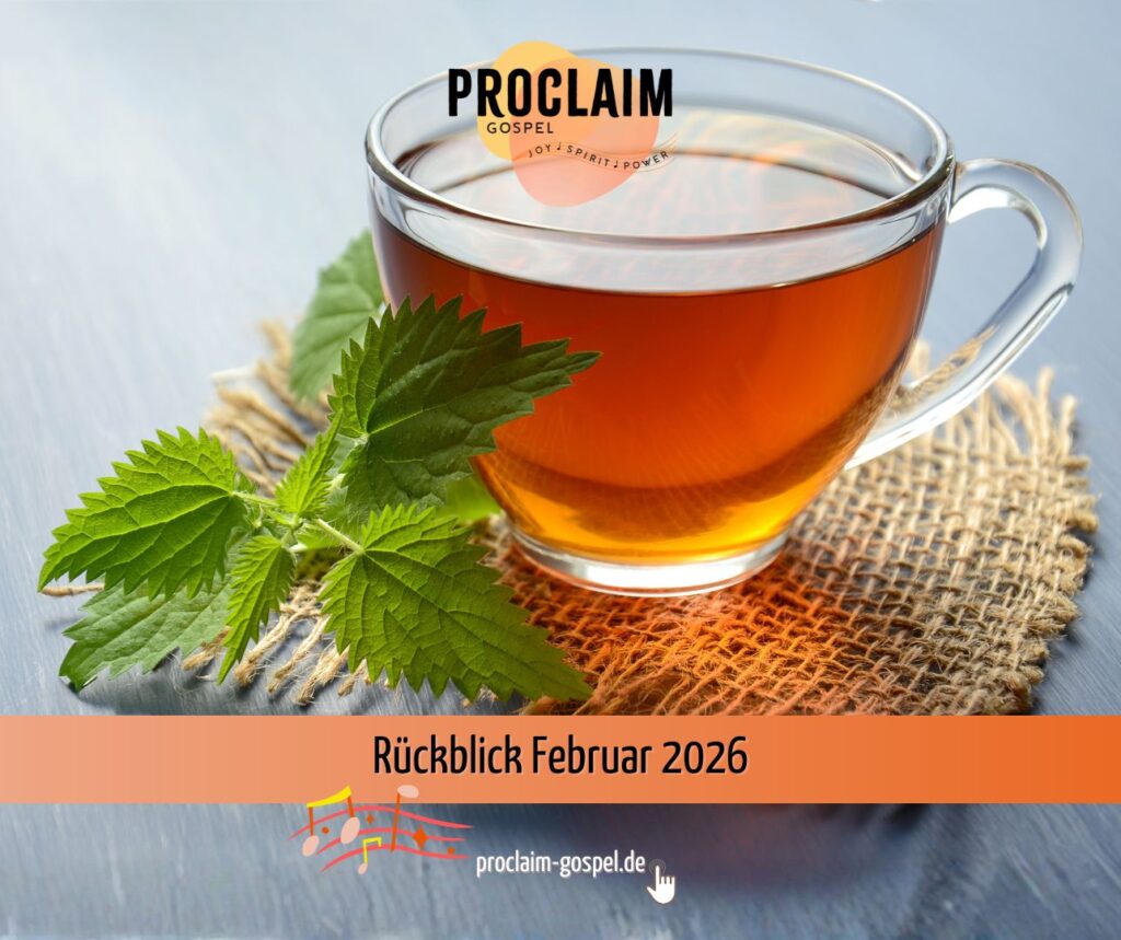 Das Bild zeigt eine Tasse Tee mit einem Minzblättchen auf einem Bast-Untersetzer – unser Monatsrückblick vom Gospelchor ProClaim aus Wuppertal.